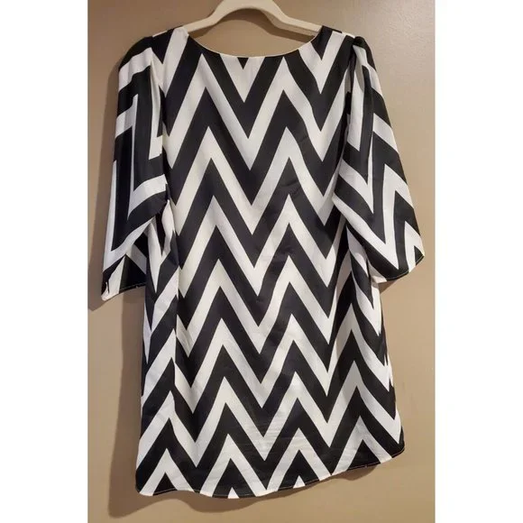 Everly Black & White Geometric Zig Zag Design Quarter Sleeve Mini Dress Sz L - Picture 4 of 8
